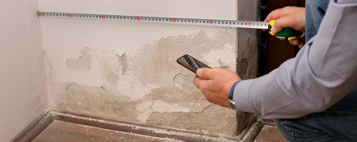 Messung der Wandfeuchtigkeit mit Feuchtigkeitsmessgerät zur Diagnose aufsteigender Feuchtigkeit